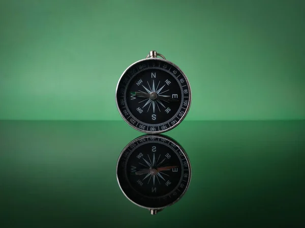 Närbild Kompass Grön Bakgrund Med Reflektion Svart Akryl Styrelse — Stockfoto