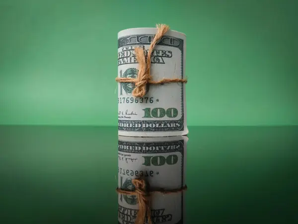 Detailní Bankovky Zeleném Pozadí Odrazem Černé Akrylové Desce — Stock fotografie