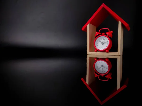 Toy Wooden House Alarm Clock Black Background Reflection Black Acrylic — Stock Photo, Image
