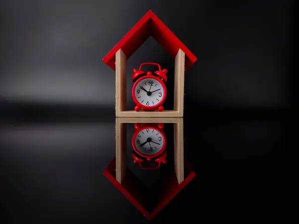 Casa Madera Juguete Reloj Despertador Sobre Fondo Negro Con Reflexión — Foto de Stock