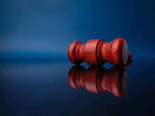 黑色丙烯酸板上有倒影的木制木槌 司法和法律概念 — 图库照片