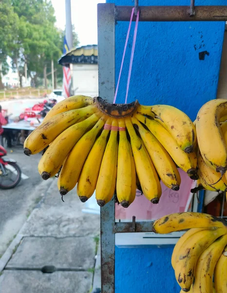 Куча Бананов Продажу Висит Возле Магазина — стоковое фото
