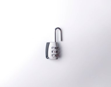 Beyaz arka planda kilitlenmiş gümüş asma kilit