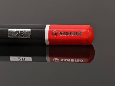 Perak, Malezya, 6 Ağustos 2023: Siyah akrilik tahtaya yansıyan yakın kalem