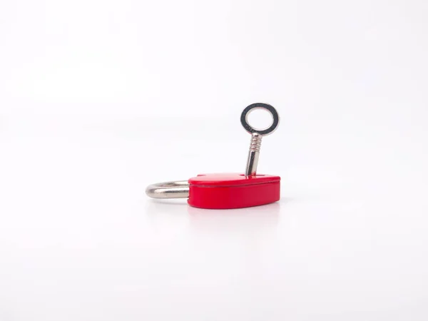 Beyaz Arkaplanda Anahtarı Olan Kırmızı Asma Kilit — Stok fotoğraf