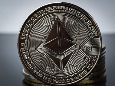 Kapalı gümüş ethereum madeni para siyah akrilik bir tahta üzerinde
