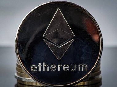 Kapalı gümüş ethereum madeni para siyah akrilik bir tahta üzerinde