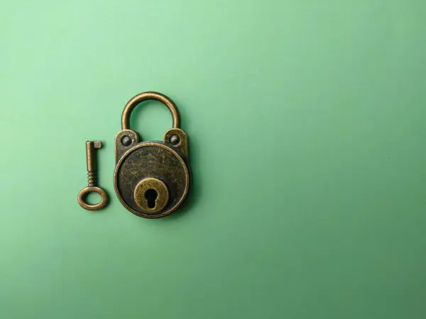 Vintage Χάλκινο Κλειδί Και Λουκέτο Μαλακό Πράσινο Χαρτί Εικόνα Φόντου — Φωτογραφία Αρχείου