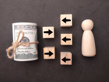 Banknotlar ve oklu oyuncak bebek farklı yönlere ve başka yönlere. Farklı düşünceler, bireysellik..