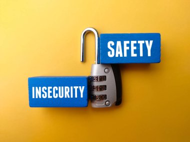 Renkli tahta blok ve asma kilit 