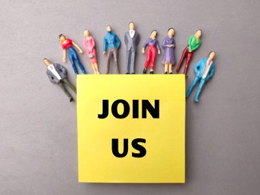 Minyatür insanlar ve ABD 'ye Katıl yazan yapışkan bir not..