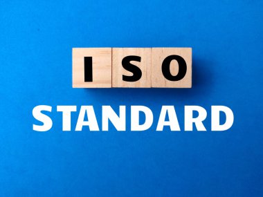 ISO STANDARD sözcüğüyle üst görünüm tahta blok