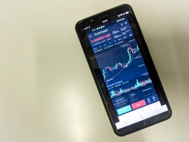 Malezya, 14 Nisan 2022: Masadaki akıllı telefon ekranında NFT grafiği.