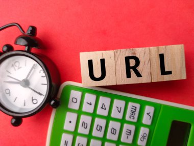 Kırmızı arkaplanda adres olan saat ve hesap makinesi.