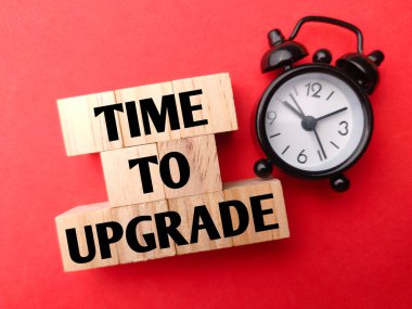 Alarm saati kırmızı arkaplanda Kelime Zaman UPRAD.