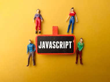 Tahta tahta ve minyatür insanlar sarı arka planda JAVASCRIPT yazılı.