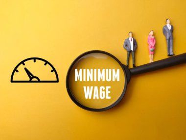 Minyatür insanlar, büyüteç ve simge ile sarı arka planda MINIMUM WAGE.
