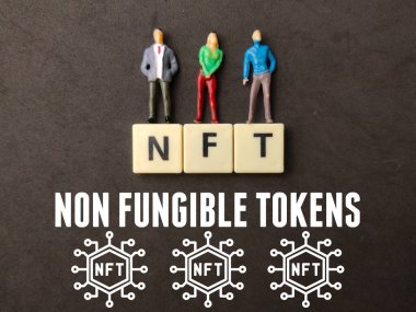 Minyatür insanlar, oyuncaklar kelime ve simge ile siyah arkaplan üzerinde NFT NON FUNGIBLE TOKENS.