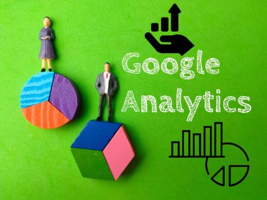 Malezya, 3 Nisan 2022: Minyatür insanlar ve yeşil arkaplanda Google Analizleri yazılı simge.