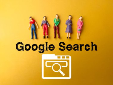 Malezya, 1 Nisan 2022: Sarı arkaplanda Google Arama yazısıyla minyatür insanlar ve simge.