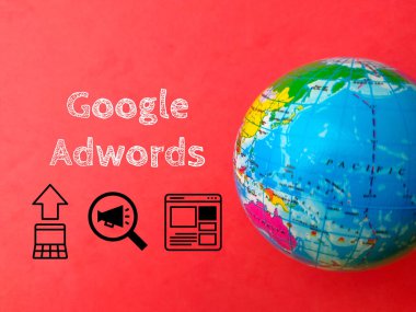 Malezya, 1 Nisan 2022: Dünya küresi ve simgesi kırmızı arkaplanda Google Adwords metniyle.