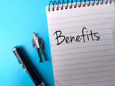 Üst görünüm minyatür insanlar ve metin ile kalem mavi arkaplan faydaları.