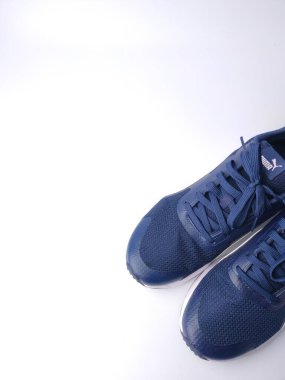 Malezya, 25 Mart 2022, beyaz arka planda Puma mavisi ayakkabılar. Puma dünyanın en büyük üçüncü spor giyim üreticisi.