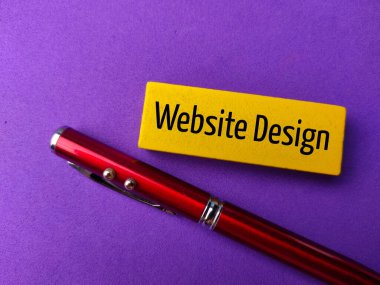 Web sitesi tasarımı sözcüğüyle uç görünüm kalemi ve renkli blok