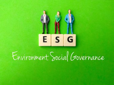 Çevresel Sosyal Yönetim (ESG) kavramına sahip minyatür insanlar