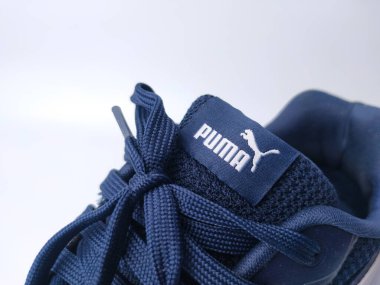 Malezya, 25 Mart 2022, beyaz arka planda Puma mavisi ayakkabılar. Puma dünyanın en büyük üçüncü spor giyim üreticisi.