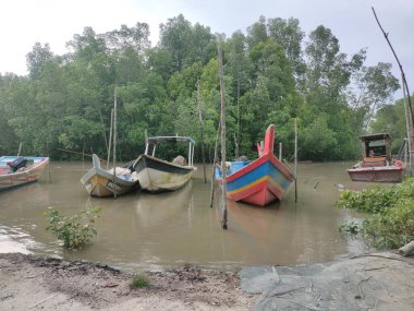 Malezya, 20 Mart 2022: Sampan (Malay) ve yerel balıkçı tekneleri.