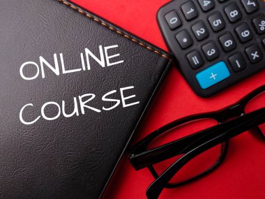 Kırmızı zemin üzerinde ONLINE COURSE metin ile üst görünüm defteri, gözlük ve hesap makinesi.
