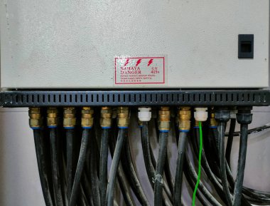 Laboratuvardaki ana şalter kutusuna yerleştirilmeye hazır birkaç kablo tipi düzenli ve düzenli.