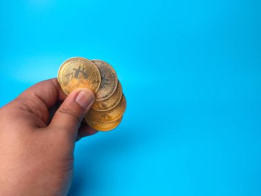 Kopya alanı olan mavi bir arkaplanda dijital para birimi bitcoin 'leri.