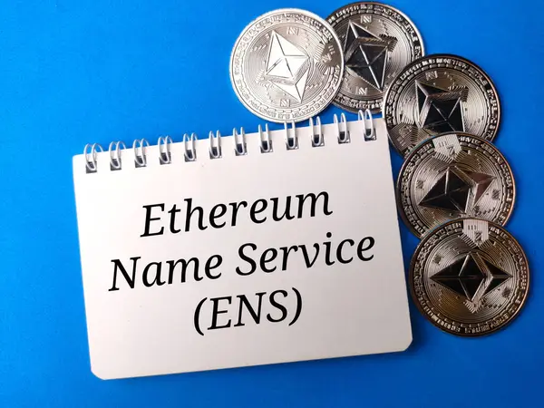 顶部查看笔记本电脑 并在蓝色背景上安装带有文字Ethereum名称服务Ens的硬币 图库图片