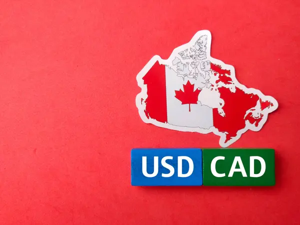 顶部视图彩色块和红色背景上文本Usd Cad的加拿大国旗 图库图片