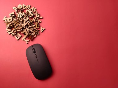 Üst görünüm tahta kelime ve kırmızı arkaplan üzerinde siyah fare ve boşluk kopyala
