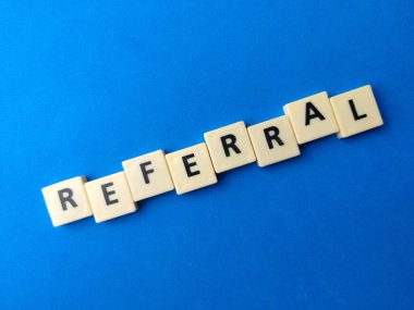 Üst görünüm oyuncakları kelime mavi arkaplan üzerinde metin REFERRAL.