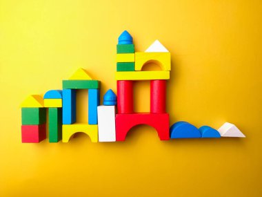 Sarı zemin üzerinde üst görünüm renkli ahşap blok.