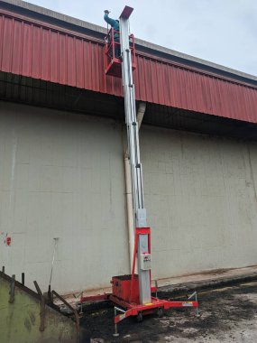 Malezya, Perak, 12 Şubat 2022: Mobil Dikey Asansör yüksek yerlerde iş yapmak için kullanılıyor.