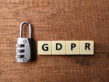 Üst görünüm asma kilit ve oyuncaklar kelime ile ahşap arka planda metin GDPR.