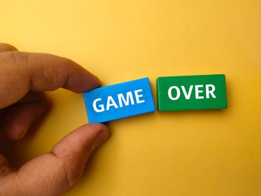 Üst görünüm renkli bloğu sarı arkaplan üzerinde metin oyunu ile tutarken.