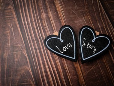 Tahta görünümlü ahşap bir aşk tahtası..