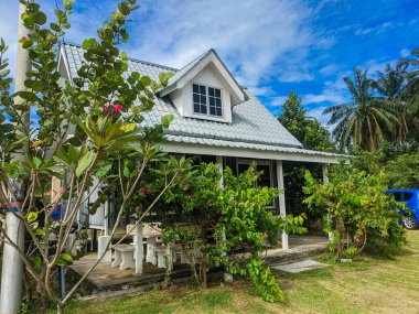 Malezya, Selangor, 20 Şubat 2022: Mavi gökyüzü arka planlı kamara.