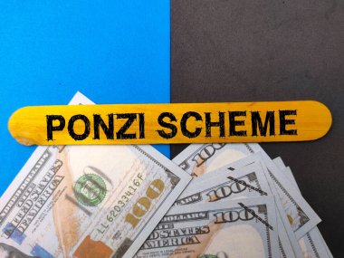 Renkli arkaplanda PONZI SCHEME yazılı üst görünüm banknotları ve renkli dondurma çubuğu.