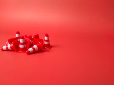 Mini Plastik Koniler Spor Eğitimi kırmızı zemin üzerinde kopya ve metin alanı ile.