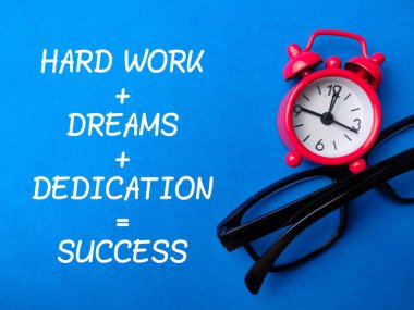 Üst görünüm gözlüğü ve saati ile metin Zor iş, Hayaller, Adanmışlıklar, mavi arkaplanda başarı