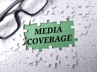 Beyaz yapboz arka planında metin MEDIA kaplamalı üst görünüm gözlüğü
