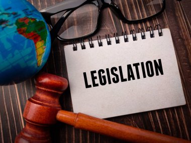 Toprak küresi, tokmak ve tahta zemin üzerinde LEGISLAON yazılı gözlük. İş konsepti.