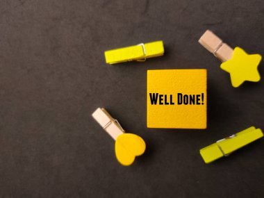 Üst görünüm renkli blok ve ahşap klipler. Siyah arkaplanda iyi yapılmış..